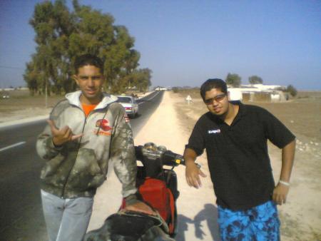 ana we 3la2 we 3abdou lol msafreen le jdeeda be mater